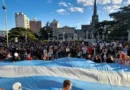 Azul en emergencia: Vecinos marchan en defensa de la salud pública